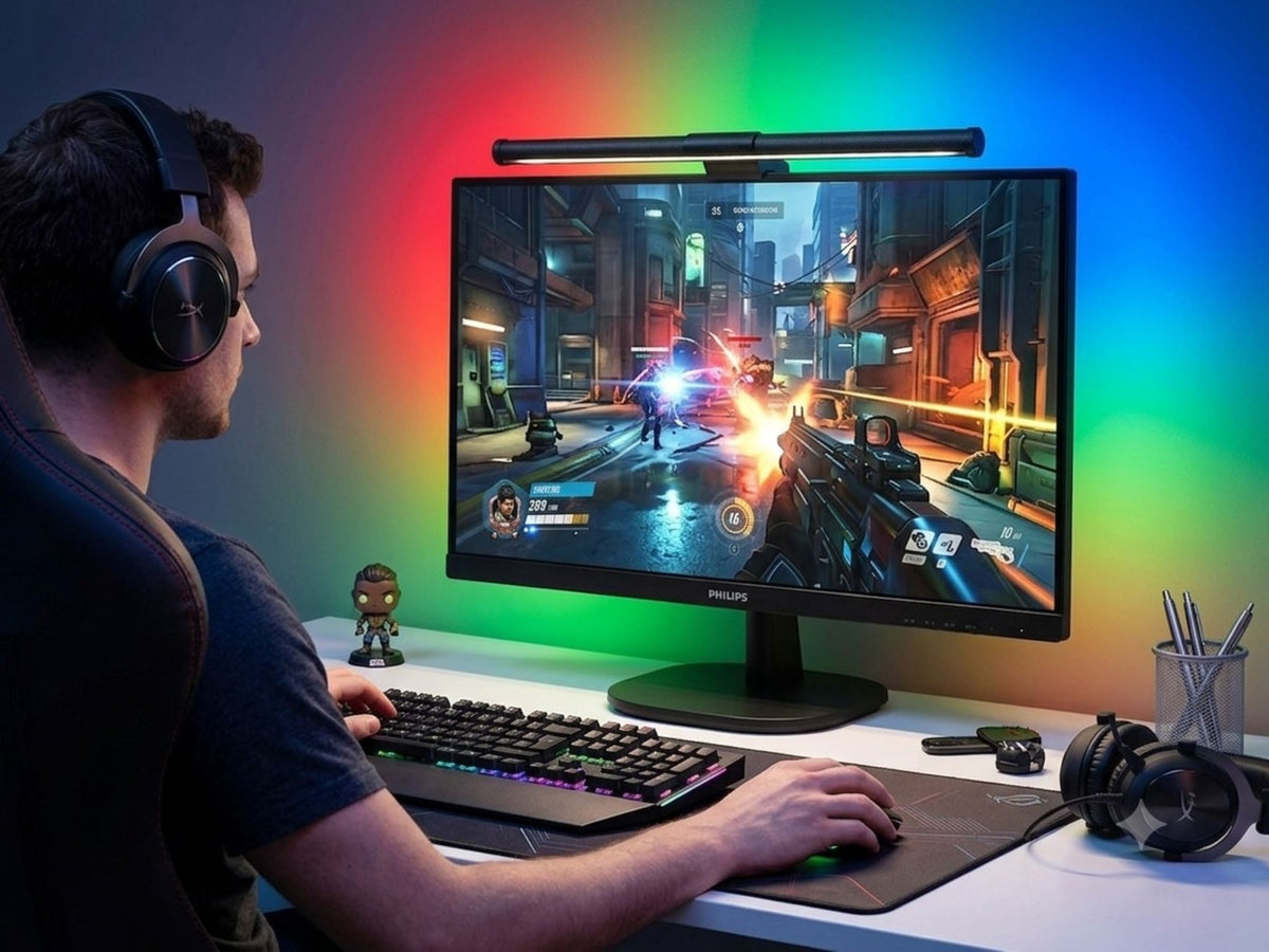גיימר עם אוזניות משחק במחשב עם מנורת מסך חכמה LED ותאורת RGB צבעונית ברקע