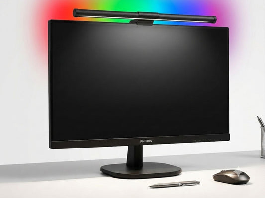 מנורת מסך חכמה LED שחורה מותקנת על גבי מסך מחשב, עם תאורת RGB צבעונית המוקרנת על הקיר מאחור